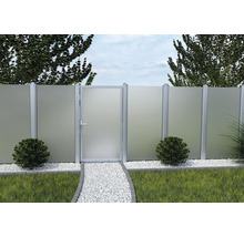 Zahradní plot s bránou a skleněnou ochranou soukromí