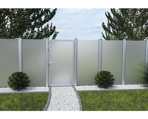 Zahradní plot s bránou a skleněnou ochranou soukromí