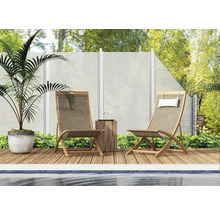 Dvě zahradní židle na dřevěné terase vedle bazénu