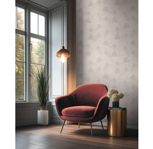 Obývací pokoj s křeslem, lampou a pokojovou rostlinou před oknem