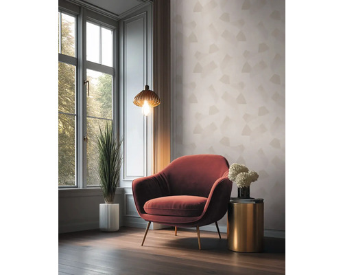 Obývací pokoj s křeslem, lampou a pokojovou rostlinou před oknem