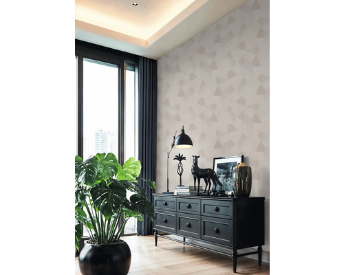 Obývací pokoj s komodou, pokojovou rostlinou a dekorací