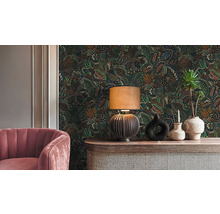 Návrh interiéru s květinovou tapetou, stolní lampou a dekorací