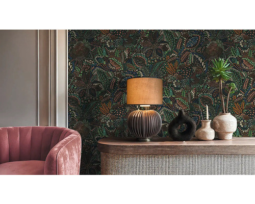 Návrh interiéru s květinovou tapetou, stolní lampou a dekorací