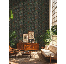 Obývací pokoj s květinovou tapetou, dřevěným nábytkem a pokojovými rostlinami pro útulnou atmosféru.