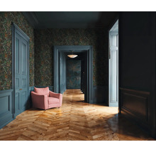 Chodba se vzorovanou tapetou, dřevěnou podlahou, dveřmi a křeslem