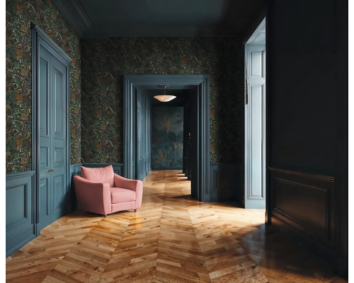Chodba se vzorovanou tapetou, dřevěnou podlahou, dveřmi a křeslem