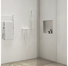 Koupelna s ohřívačem ručníků, sprchovou baterií a úložným prostorem