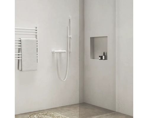 Koupelna s ohřívačem ručníků, sprchovou baterií a úložným prostorem