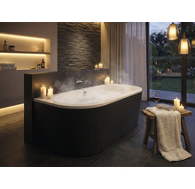 Elegantní koupelna s volně stojící vanou, svíčkami a nepřímým osvětlením pro relaxační atmosféru