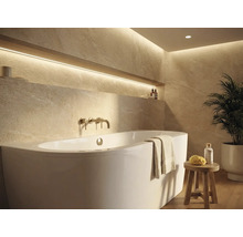 Světlá koupelna s vanou, vodovodní baterií a policí s dekorací