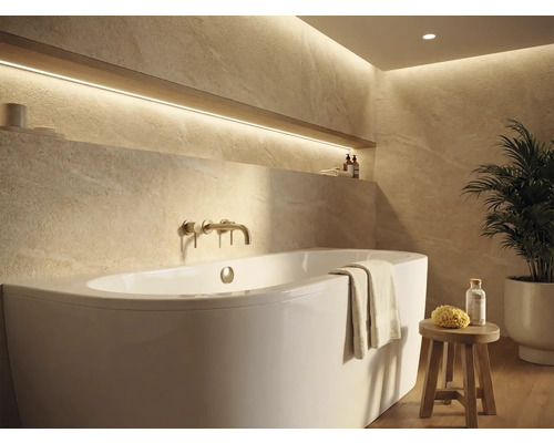 Světlá koupelna s vanou, vodovodní baterií a policí s dekorací