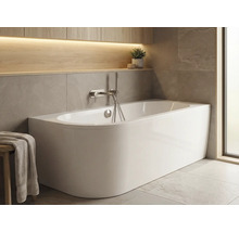 Volně stojící vana ve světlé koupelně s úložným prostorem