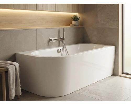 Volně stojící vana ve světlé koupelně s úložným prostorem