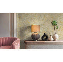 Interiér s květinovou tapetou, stolní lampou, dekorací a růžovým křeslem