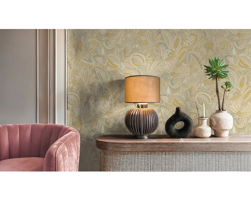 Interiér s květinovou tapetou, stolní lampou, dekorací a růžovým křeslem