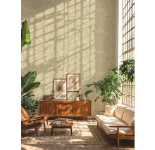 Obývací pokoj s vzorovanou tapetou, dřevěným nábytkem a rostlinami