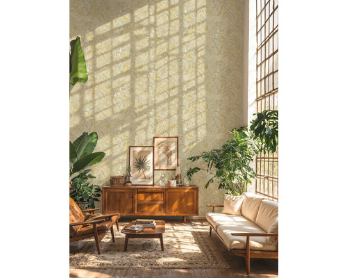 Obývací pokoj s vzorovanou tapetou, dřevěným nábytkem a rostlinami