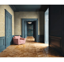 Chodba s květinovou tapetou, dřevěnou podlahou a rámy dveří