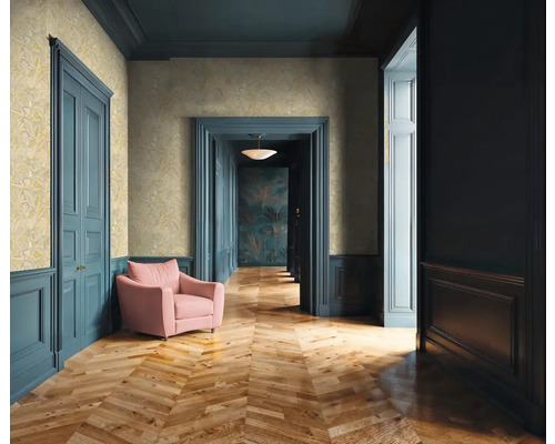 Chodba s květinovou tapetou, dřevěnou podlahou a rámy dveří