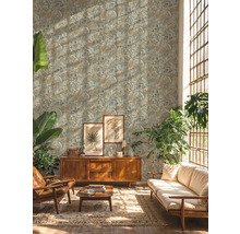 Obývací pokoj s květinovou tapetou, dřevěným nábytkem a pokojovými rostlinami pro přírodní atmosféru.