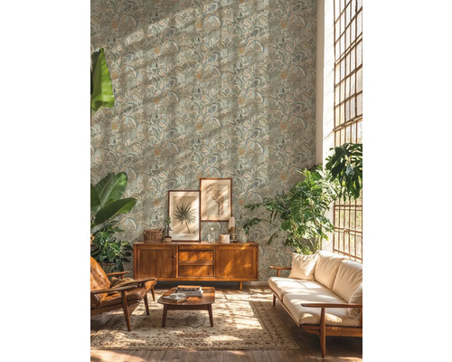 Obývací pokoj s květinovou tapetou, dřevěným nábytkem a pokojovými rostlinami pro přírodní atmosféru.