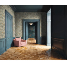 Dekorativní chodba s květinovou tapetou, dřevěnou podlahou, rámy dveří a křeslem