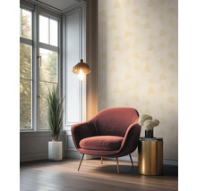 Pokoj s křeslem, odkládacím stolkem, stojací lampou a pokojovou rostlinou