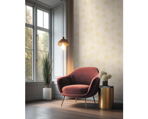 Pokoj s křeslem, odkládacím stolkem, stojací lampou a pokojovou rostlinou