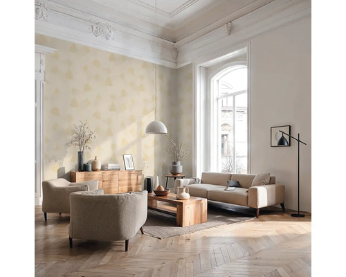 Obývací pokoj s pohovkou, křesly, dřevěným stolem, komodou a tapetou ve světlém, prostorném provedení