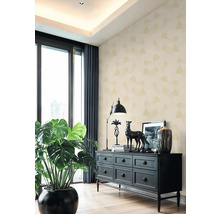 Obývací pokoj s komodou, pokojovou rostlinou a dekorací