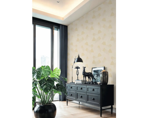 Obývací pokoj s komodou, pokojovou rostlinou a dekorací