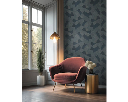 Obývací pokoj s křeslem, odkládacím stolkem a vzorovanou tapetou