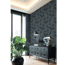 Obývací pokoj s komodou, pokojovou rostlinou a vzorovanou tapetou