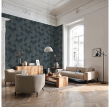 Obývací pokoj s pohovkou, křeslem, dřevěným stolem a vzorovanou tapetou