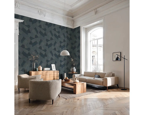 Obývací pokoj s pohovkou, křeslem, dřevěným stolem a vzorovanou tapetou