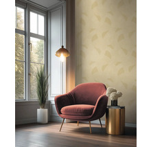 Interiérový pohled na pokoj s křeslem, odkládacím stolkem, pokojovou rostlinou, závěsnou lampou a oknem