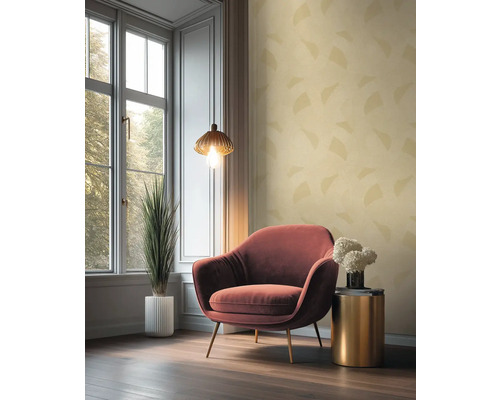 Interiérový pohled na pokoj s křeslem, odkládacím stolkem, pokojovou rostlinou, závěsnou lampou a oknem