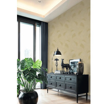 Obývací pokoj s tapetou se vzorem, komoda a pokojová rostlina pro příjemnou atmosféru.