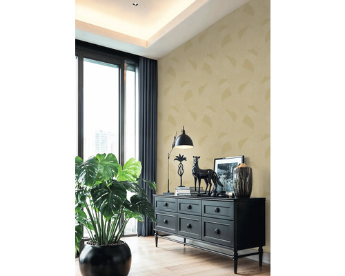 Obývací pokoj s tapetou se vzorem, komoda a pokojová rostlina pro příjemnou atmosféru.