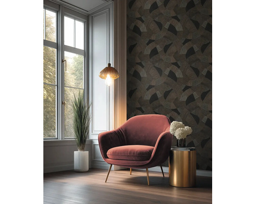 Obývací pokoj s křeslem, odkládacím stolkem, pokojovou rostlinou a vzorovanou tapetou