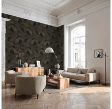 Obývací pokoj s tapetou se vzorem, pohovkou, křeslem a dřevěným stolem