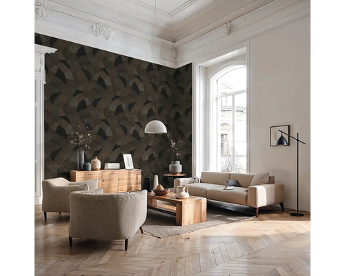 Obývací pokoj s tapetou se vzorem, pohovkou, křeslem a dřevěným stolem