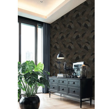 Obývací pokoj s vzorovanou tapetou, komodou, oknem a pokojovou rostlinou