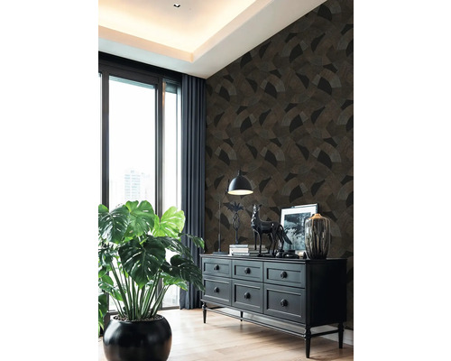 Obývací pokoj s vzorovanou tapetou, komodou, oknem a pokojovou rostlinou