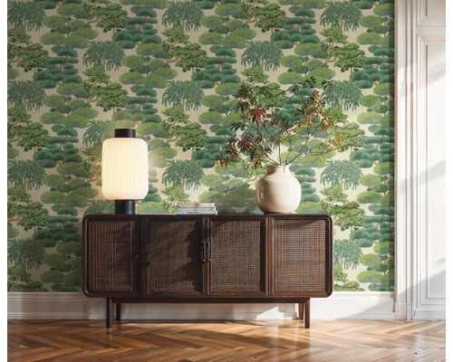 Obývací pokoj s tapetou se vzorem stromů, dřevěnou komodou, stolní lampou a vázou