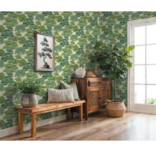 Zdobený pokoj s tapetou s motivem stromu, lavicí, komodou a pokojovými rostlinami