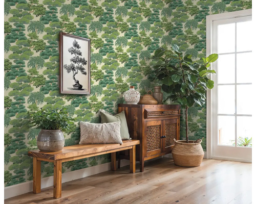 Zdobený pokoj s tapetou s motivem stromu, lavicí, komodou a pokojovými rostlinami