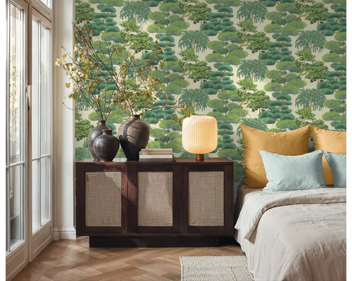 Ložnice s vzorovanou tapetou, komodou a postelí