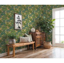 Místnost se zelenou tapetou se stromem, dřevěnou lavicí, skříní a hrnkovými rostlinami pro přírodní atmosféru